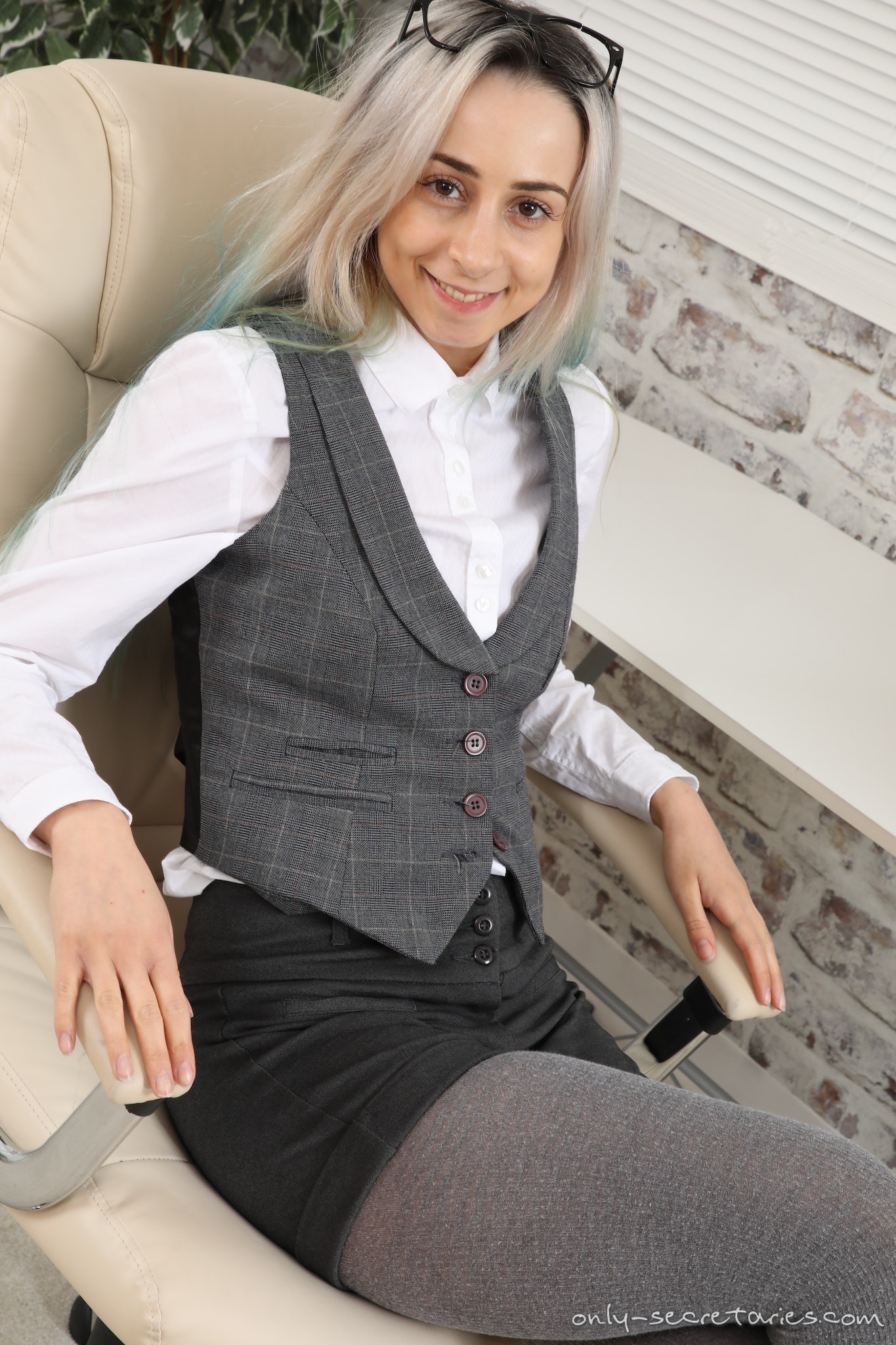 Only-Secretaries Tania Aresti in shorts, high heels and grey tights - OAS Cash